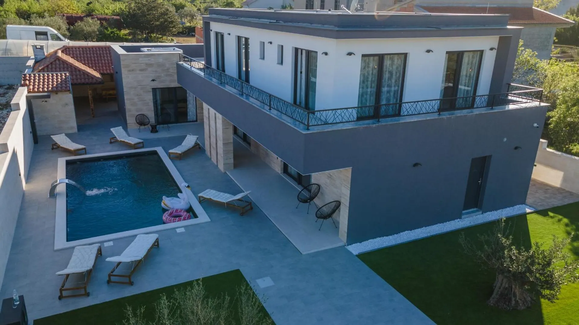 Villa Jollie With Pool Vrana